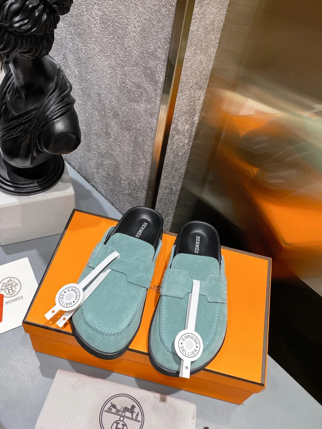 [H Family Hermès] P: 520💰 Size: Male 39-44 (45 customized) Female 35-40 (41 customized) HERMES Hermès' latest couple's cute Birkenstock slippers. Summer really needs versatile slippers. They look good no matter how you match them. They have a casual and high-end feel. The comfort is also great. They are paired with a variety of colorful socks. They are trendy. Hermès 2023 new half slippers are high quality. ●Upper: imported cow suede ●Inner lining: imported sheepskin ●Foot pads: imported mixed sheepskin ●Outsole: Tpu non-slip and wear-resistant outsole